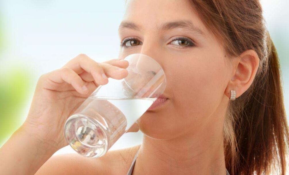 Zxcvbnmqwert est lavé avec de l'eau sans gaz